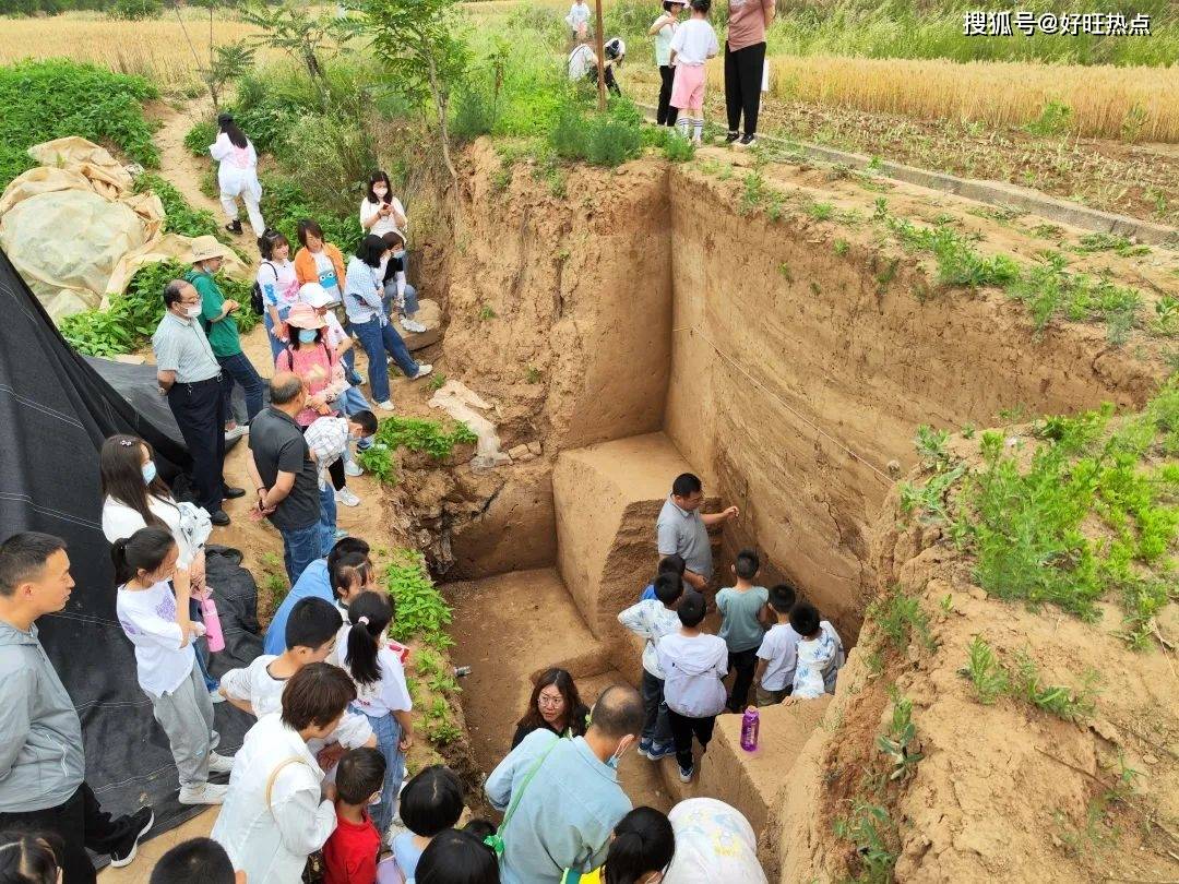 接着,汪馆长带领学生及家长深入周原召陈考古现场,聆听中国社会科学院