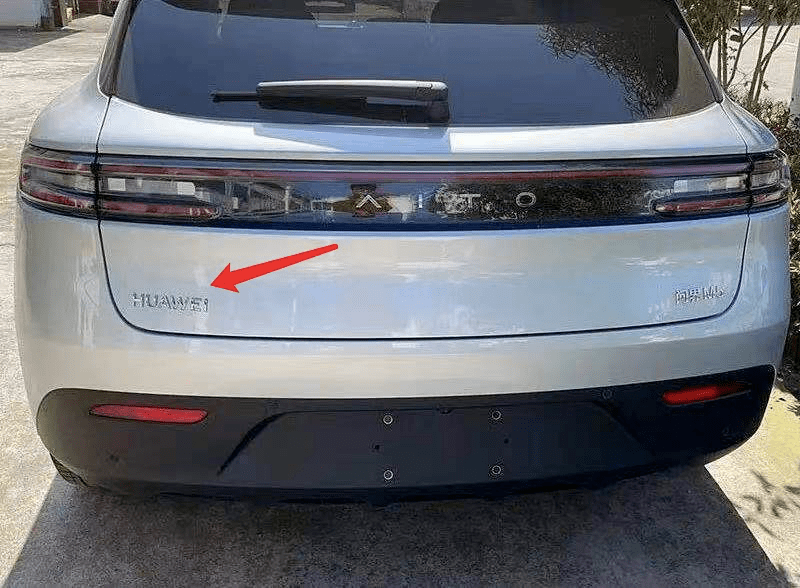 问界m5车主私自换华为车标:与50万的合资车比也不虚!_搜狐汽车_搜狐网