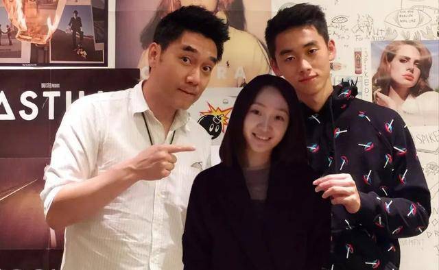 原创林依轮儿子林子濠毕业与女友拥抱庆祝两子均学习恋爱两不误