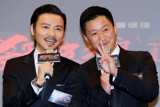 原创袁和平现身某门口吴樾对他90度弯腰问候吴京主动屈膝搭话