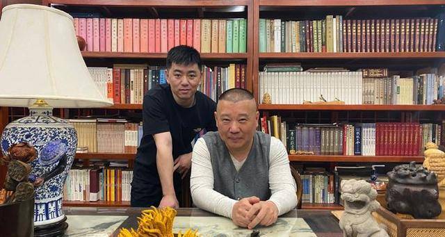 德云社大哥发文,晒郭麒麟大徒弟近照,戴黑墨镜的造型很吸睛_冯子轩_冯