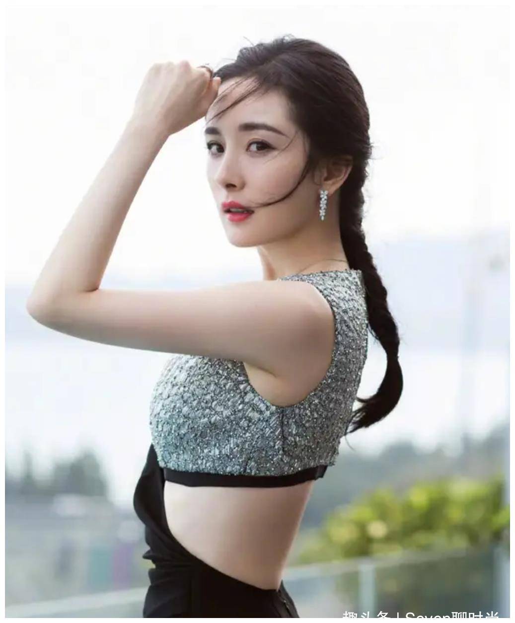 原创杨幂身材真丰满金色礼服尽显凹凸感烈焰红唇加大波浪真美