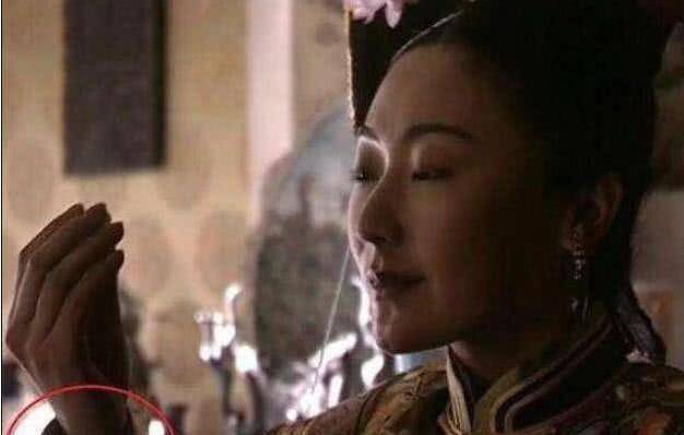 让人笑掉牙的穿帮镜头:不让我演皇后,我就露毛衣恶心!
