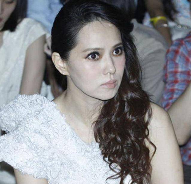 伊能静出席活动生图曝光,看到正面网友凌乱,吐槽:擦了几斤粉?