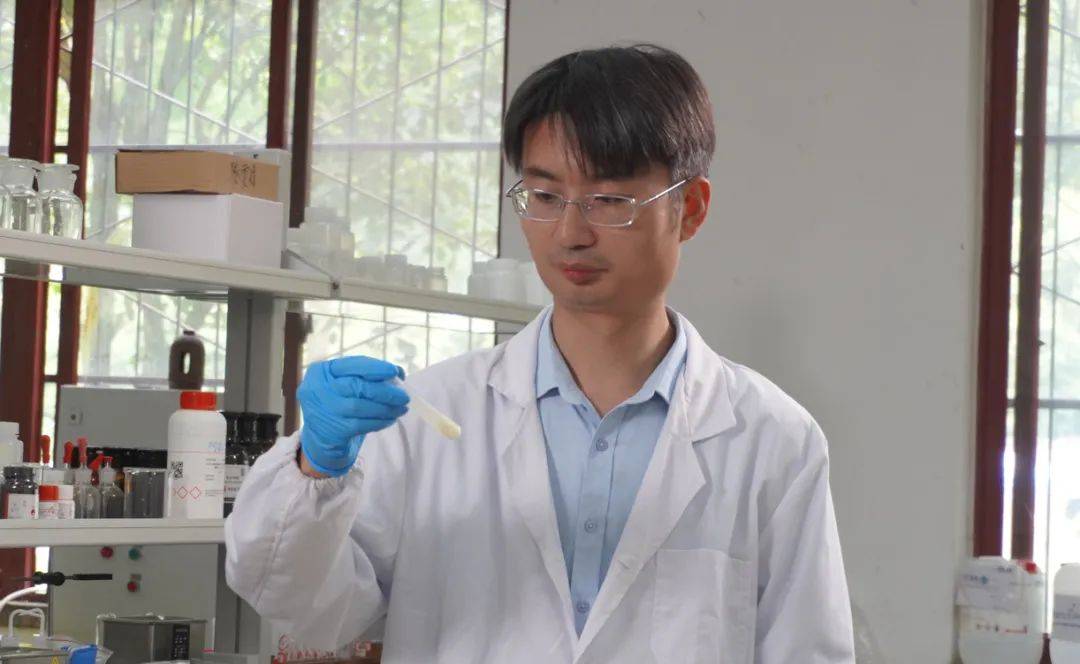 最美邓志勇毅然回国扎根科研精研绿色材料打破国际垄断