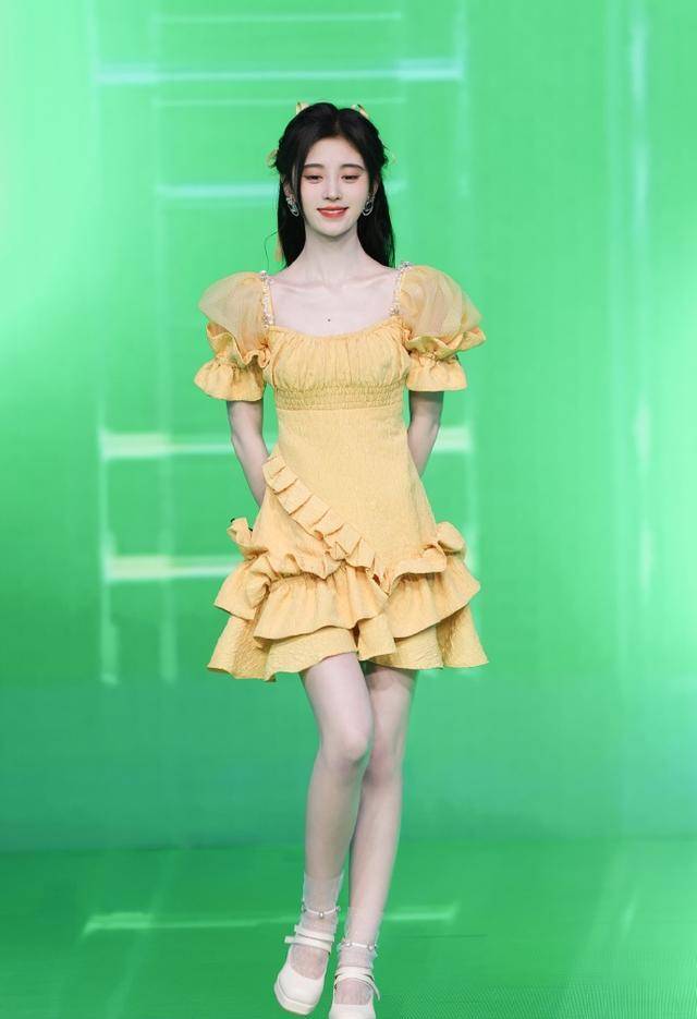 26岁鞠婧祎穿长裙现身,侧身摆拍状态迷人,少女身材藏不住_皮肤_裙摆