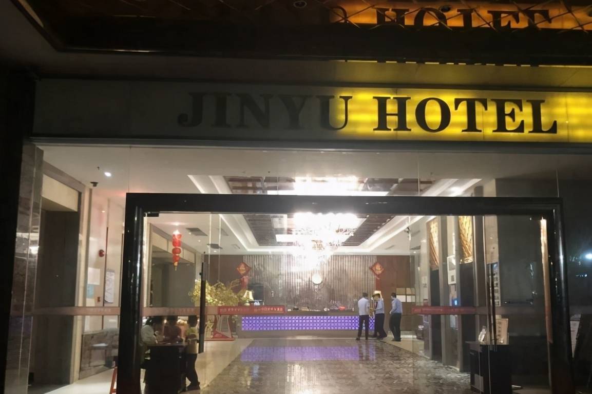 同伴:事发前她在ktv陪8个男子喝酒_小刁_金宇_大酒店