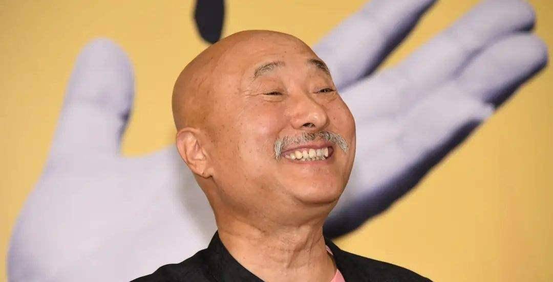 原创陈佩斯将碗扣脸上豪迈吃饭用筷子扒拉菜盘与儿子互动画面太搞笑