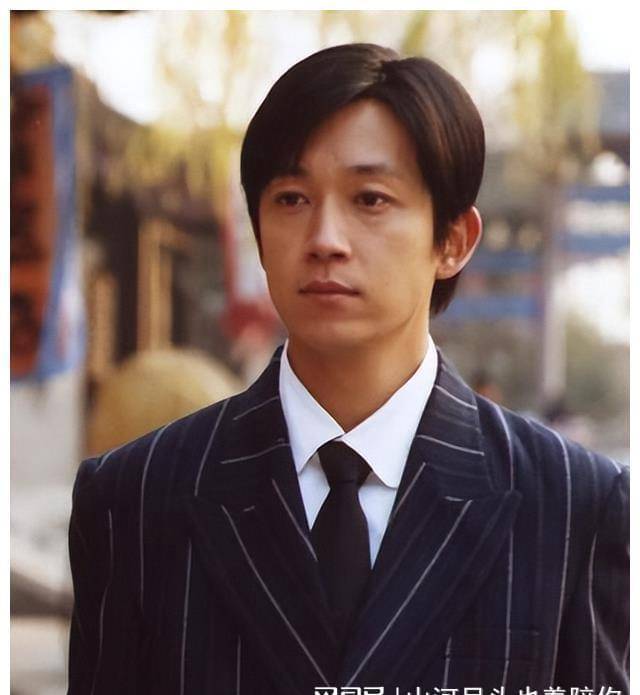 年轻英气俊朗,中年颜崩大变样"丑"不相同,这4位男星可惜了_潘粤明