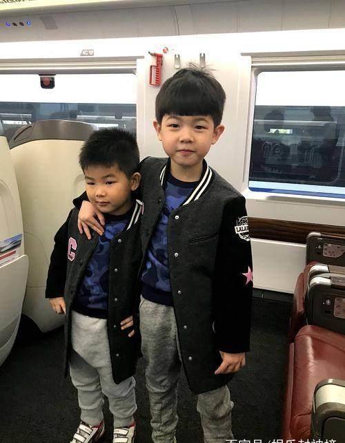 原创诺一和康康近照满满型男范儿康康跟旁边的小孩完全不是一个世界