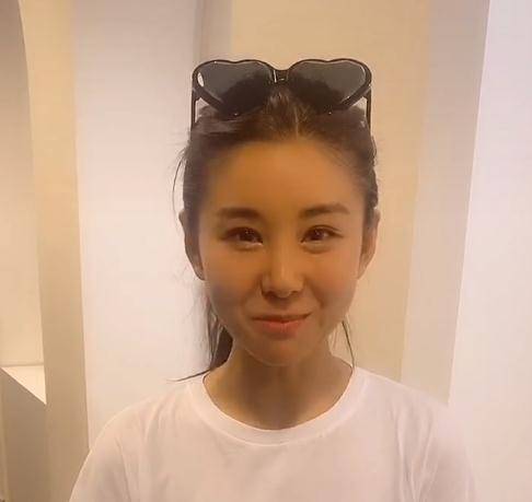 35岁李小萌晒近况身材纤细状态像学生妹脸尖不似以前圆嘟嘟