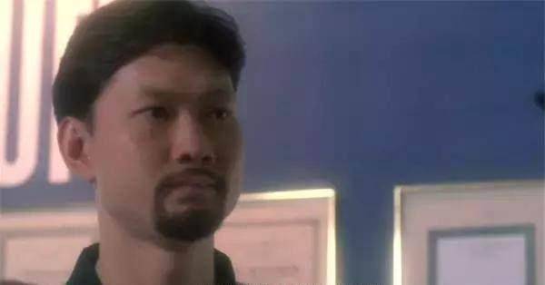 三:周比利和林正英九叔林正英在《驱魔警察》中不再是道士,化身为一位