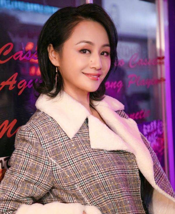 央视前女主持曹颖近照曝光45岁魅力不减当年贵妇气质明显