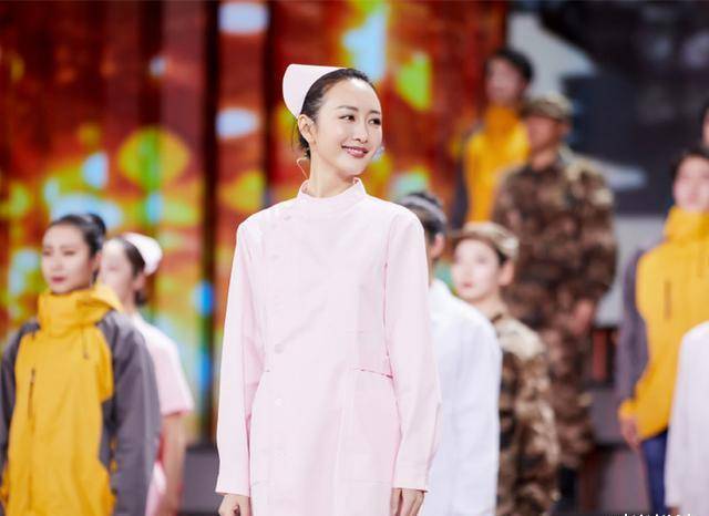 穿上护士服的王鸥非常好看,完全没有违和感.