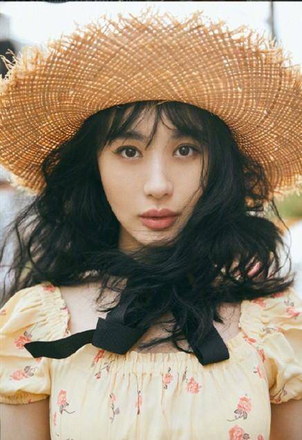 近日,李菲儿公开在日本旅拍的日系写真,一头蓬松的羊毛卷配上平刘海
