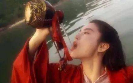 林青霞在92版《笑傲江湖》将东方不败喝酒的潇洒,演绎得传神,无法逾越