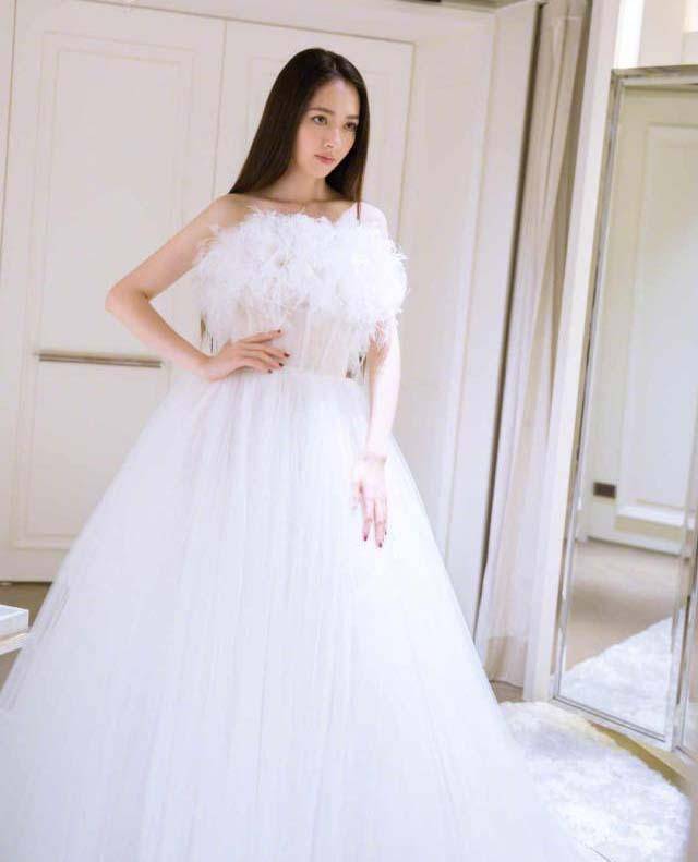 原创郭碧婷试穿三套婚纱裙犹如芭比娃娃白色优雅蓝紫色仙美