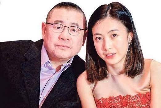 自和刘銮雄结婚以来,他为刘銮雄先后诞下了三名子女,便开始了低调的