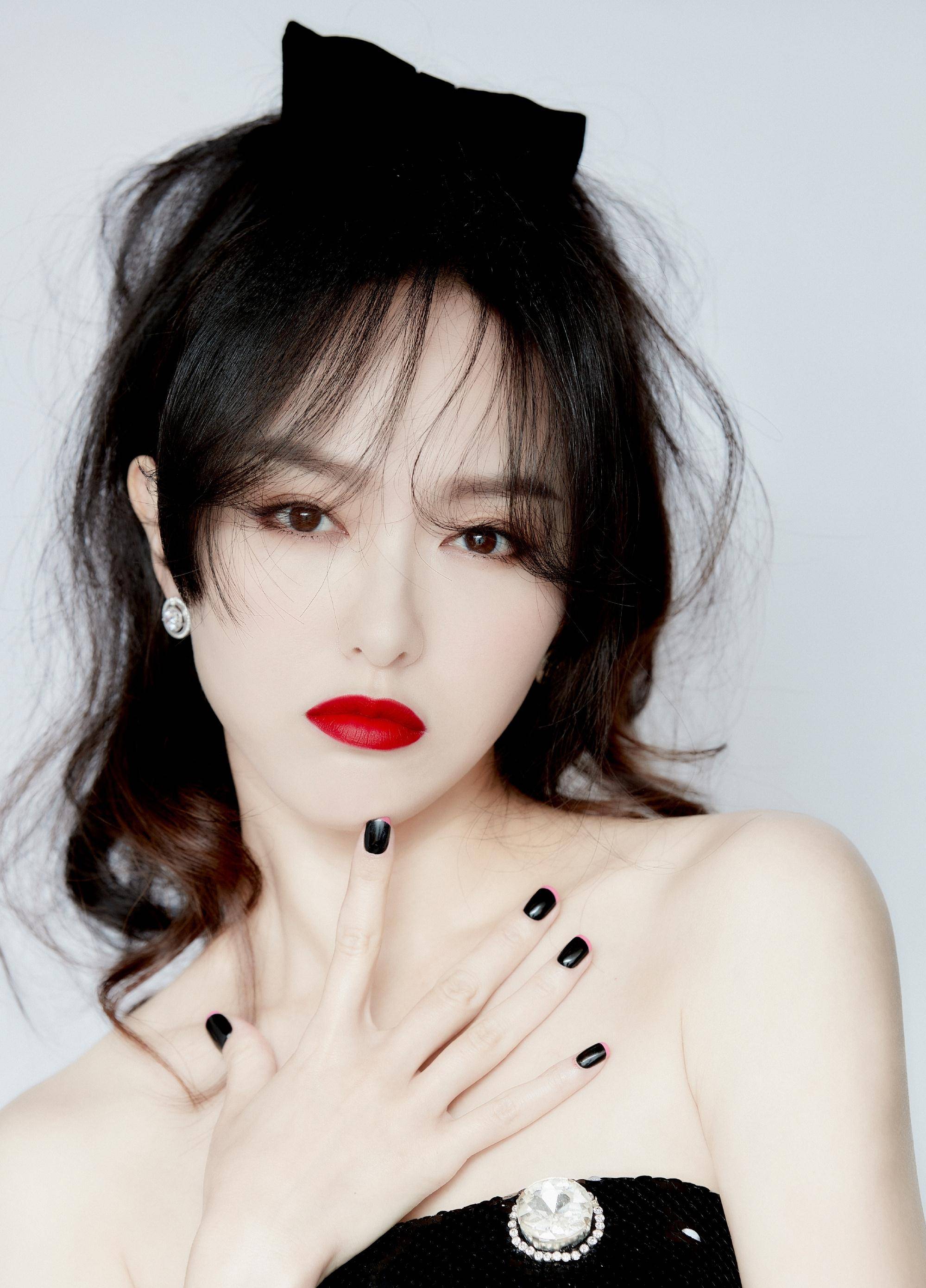 原创37岁唐嫣私服照养眼穿工装衬衫配皮裙上演笑容杀腿又长又直