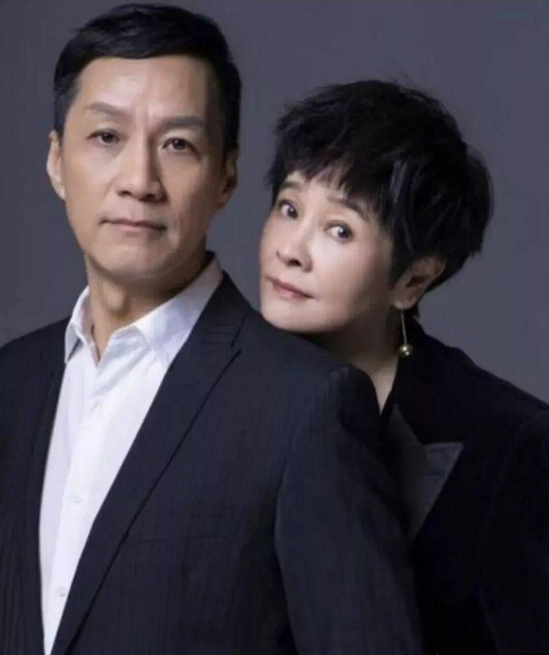 抛弃与自己共患难的发妻,但是冯远征没有,冯远征与妻子梁丹妮恩爱了20