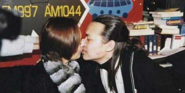 原创2度患癌恋上宝咏琴分手讨要内衣后患狂躁症60岁宣布出柜