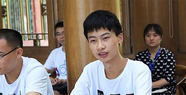 寒门学霸高考只考了200分,班主任说出背后真相,令人有些无奈!