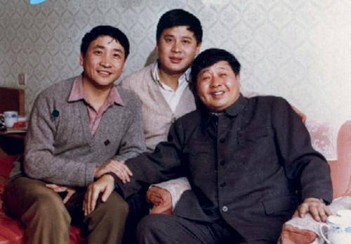 比如马季的表演风格是一种,但他的徒弟姜昆,冯巩,笑林风格各异.