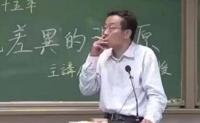 这位教授名字叫做王德峰,是教哲学的.而能