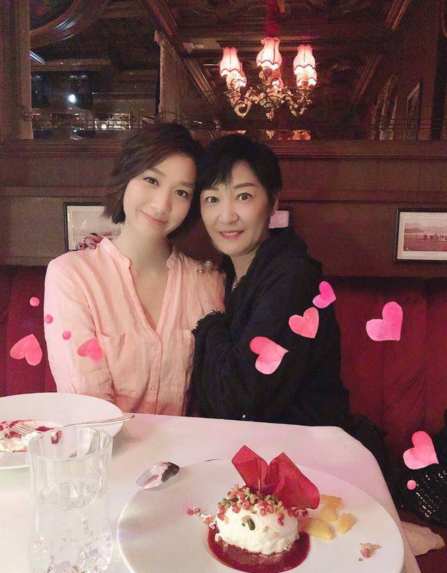 原创米雪晒与妹妹合照一身粉64岁比54岁雪梨年轻妹妹女儿颜值很高