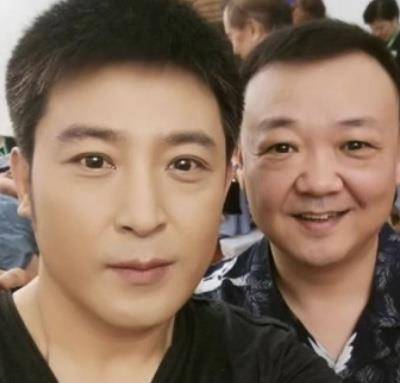 这位男演员看起来非常的年轻积极,说他是大学生可能有点夸张,但是如果