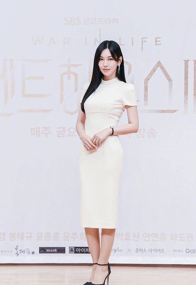 《顶楼3》发布会生图流出,金素妍身材比例绝佳,完全不像40岁_黑色