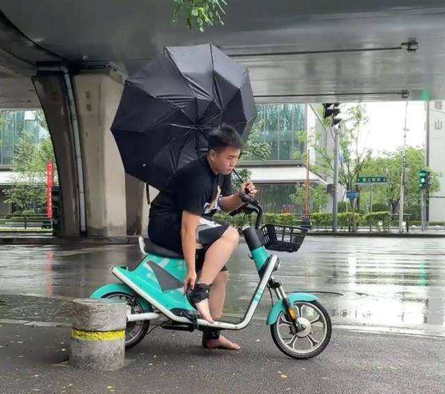 辽宁男子打伞骑车拖鞋和伞同时叛逆停路边又急又气
