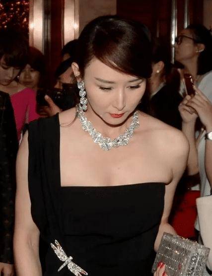 原创胡静真有贵妇相单肩黑裙配珠宝穿出阔太感挤出赘肉也很美