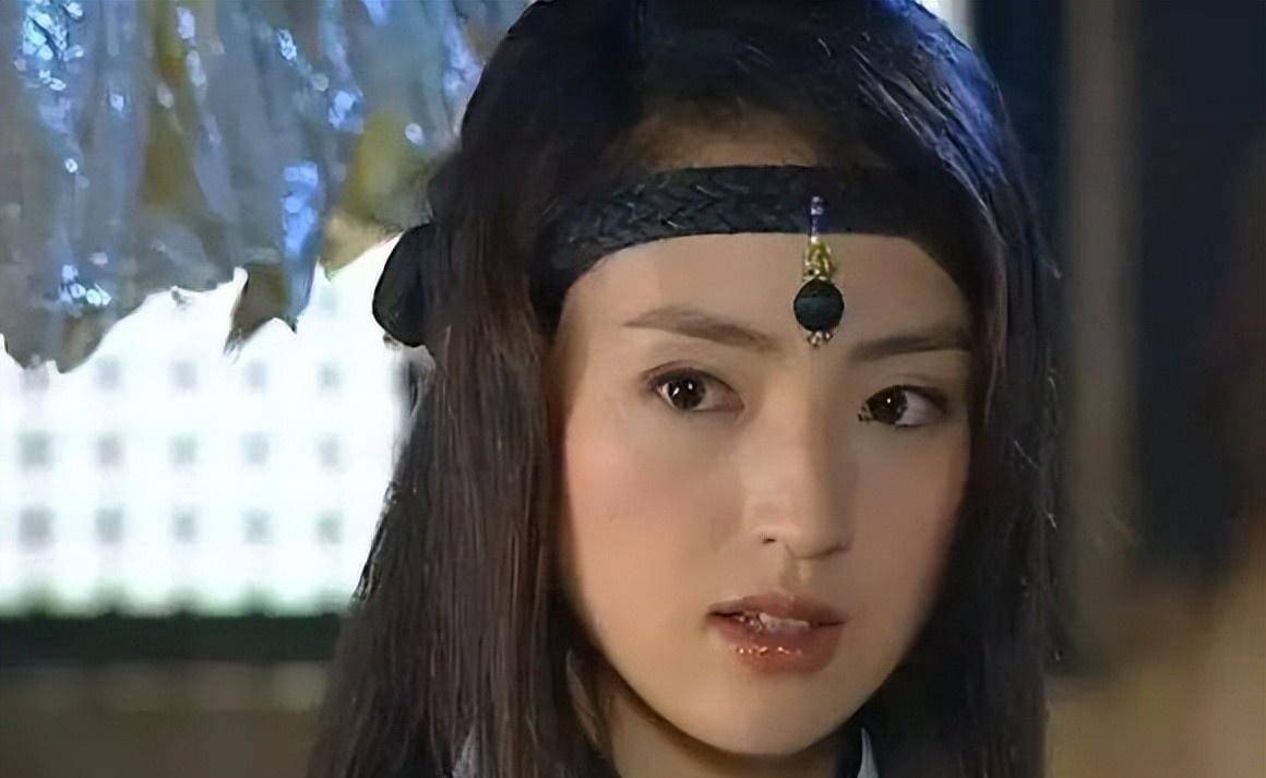 2003年,还在读大三的她出演了电视剧《雪花女神龙,尽管董璇入行入得