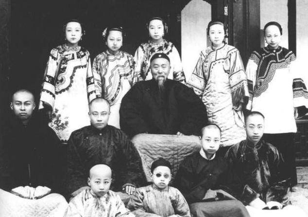 1905年,孙用蕃出生在豪门世家,祖父是清朝光绪帝的老师,父亲孙宝琦曾