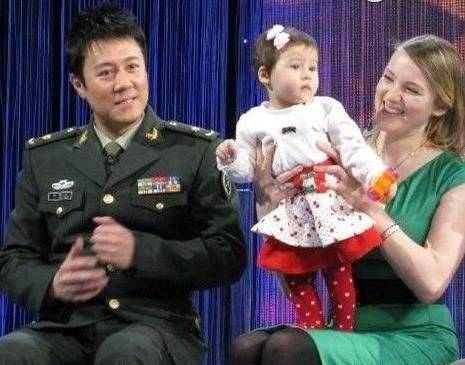 跟其他像流行歌手不同的是,在蔡国庆身上基本上没有