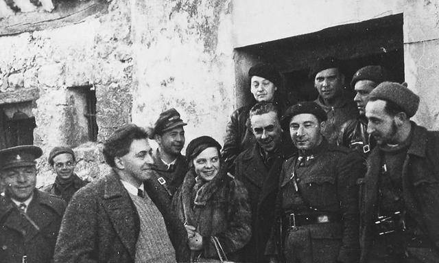 苏联记者伊利亚·埃伦堡采访以东布罗夫斯基将军命名的波兰国际旅.