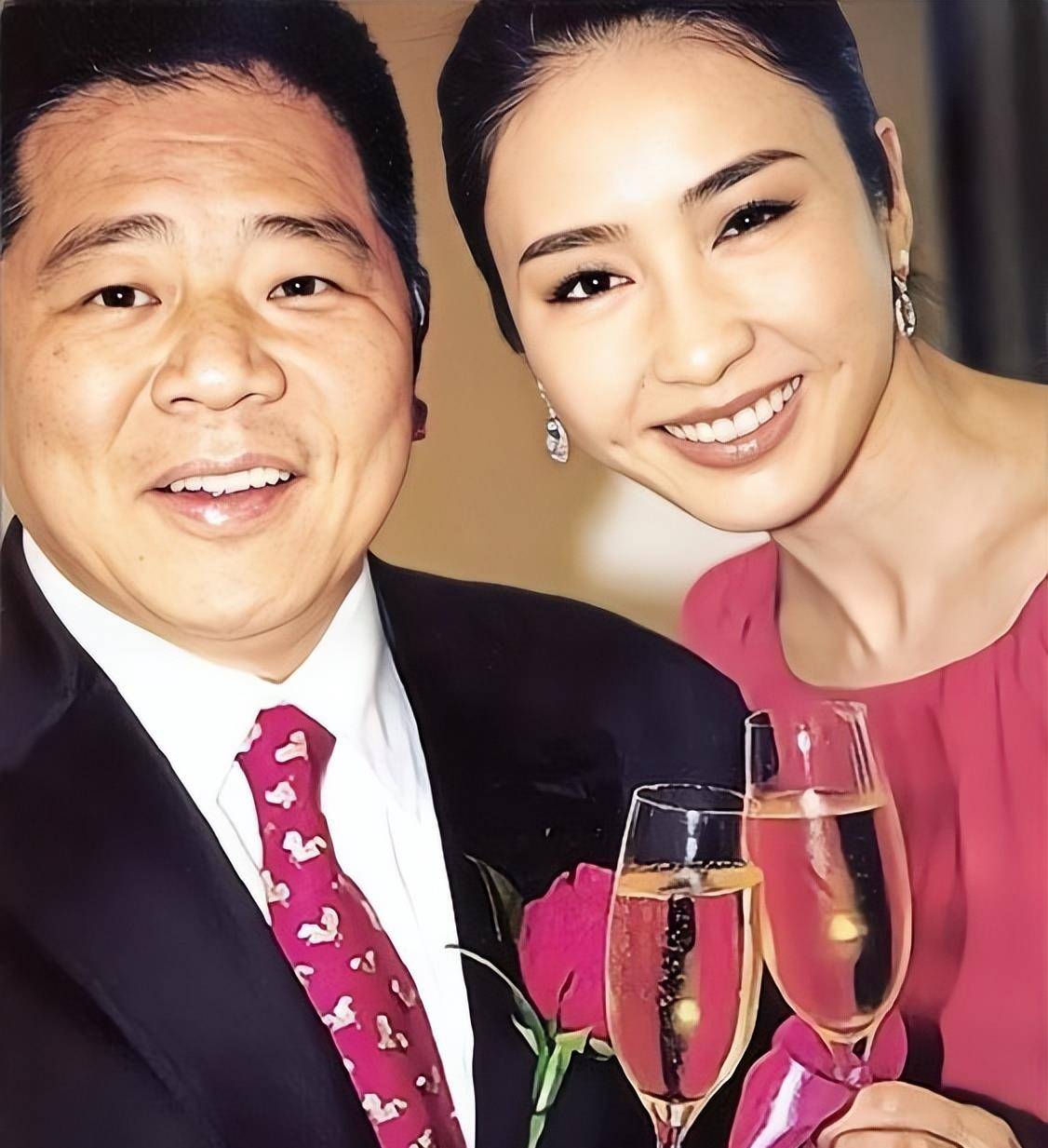 原创黎姿拒绝许晋亨嫁残疾富豪生三个女儿51岁被老公宠上天