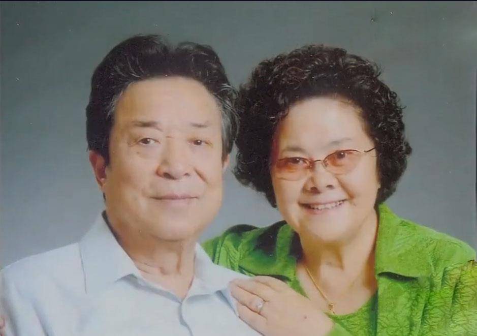 知道丈夫这辈子的愿望就是在舞台上放声歌唱,她想尽办法开导李光羲