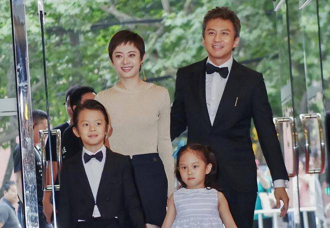 共育有两个孩子:大儿子叫邓涵之,小名叫等等,今年11岁;小女儿叫邓涵一