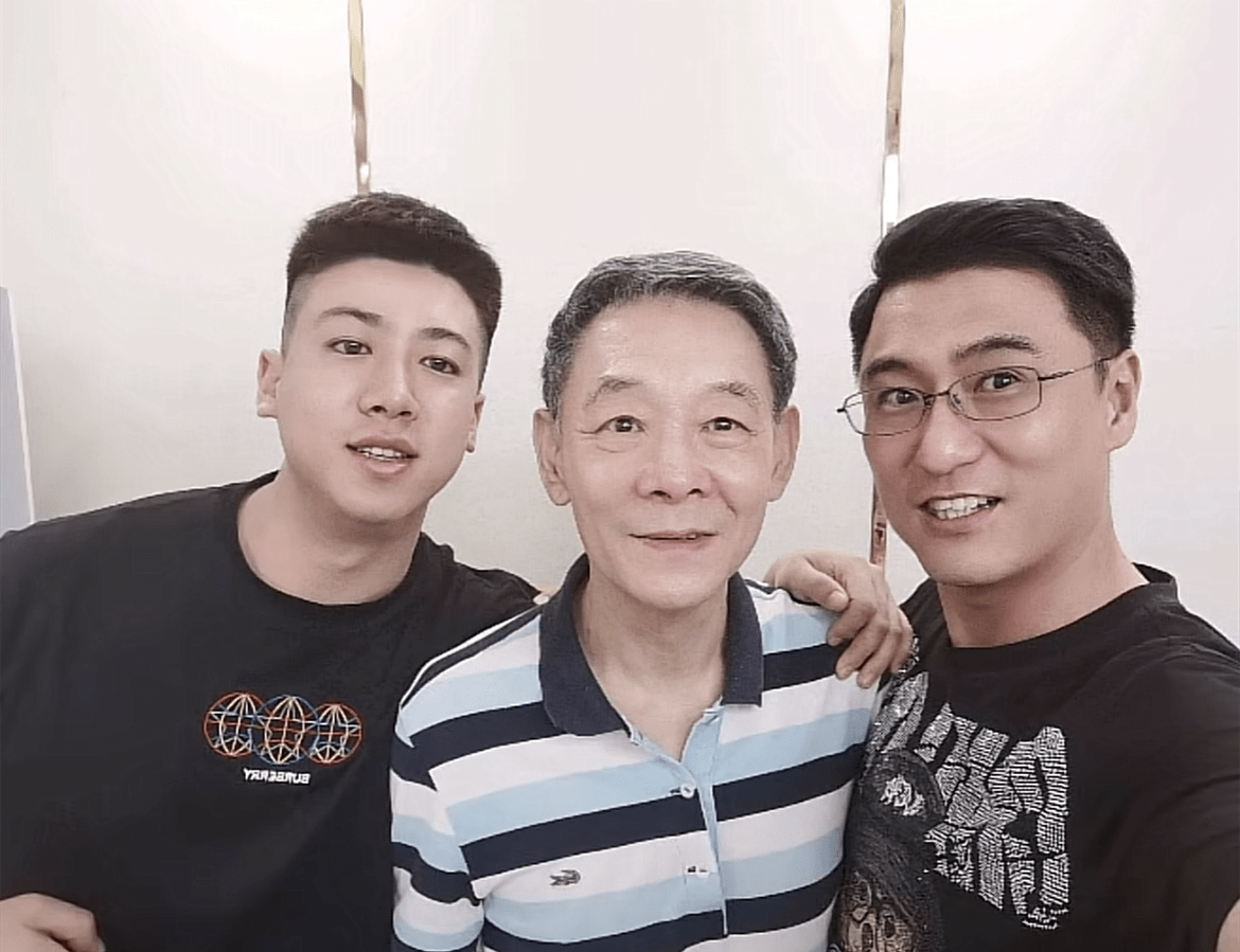 原创老戏骨李光复俩儿子近照曝光长子热衷于打高尔夫次子高大帅气