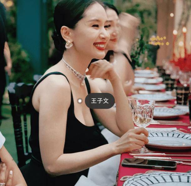 王子文晚宴秀惊人深v事业线,抱手机不停刷信息,与男友吴永恩热聊秀