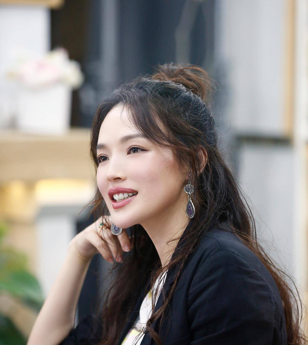 原创舒淇扎起公主头戴复古水滴耳环优雅又精致不用华服就很美