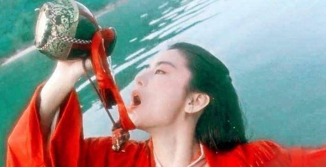 还有就是青霞喝酒了,在电影《笑傲江湖之东方不败》中林青霞饰演东方