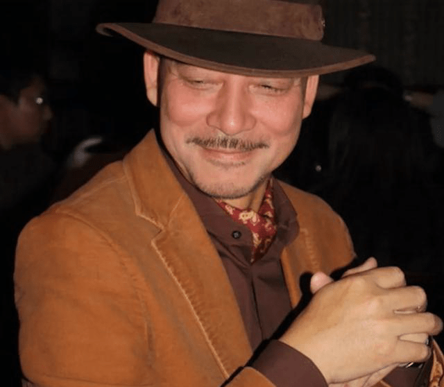 老戏骨林栋甫罕露面,弯腰与美女合影显绅士,去年被曝开出租车_网友_淞