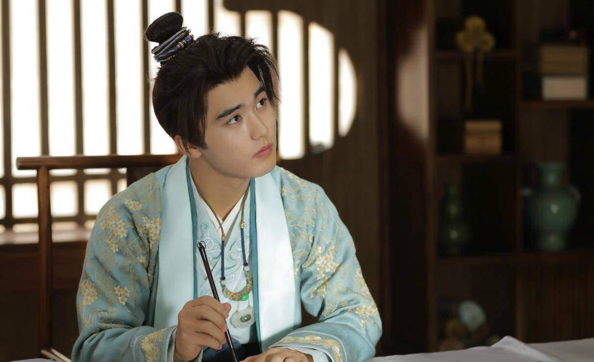 在《木兰无长兄》里他演的是男主狄叶飞,他作为高