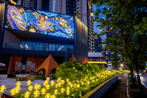 夜空彩虹用艺术灯光解锁南宁万科里街景"第三生活空间"_街区_金域中央