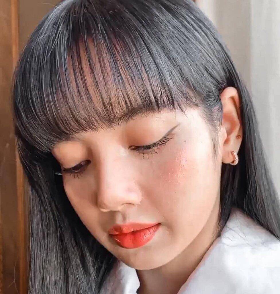 lisa自拍忘开滤镜,离开十级美颜后,凑近看清脸蛋,再不羡慕了_镜头