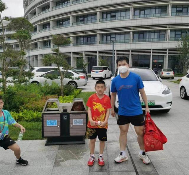 原创范振东训练后偶遇与马龙孙颖莎身穿国乒新球衣笑得超级开心