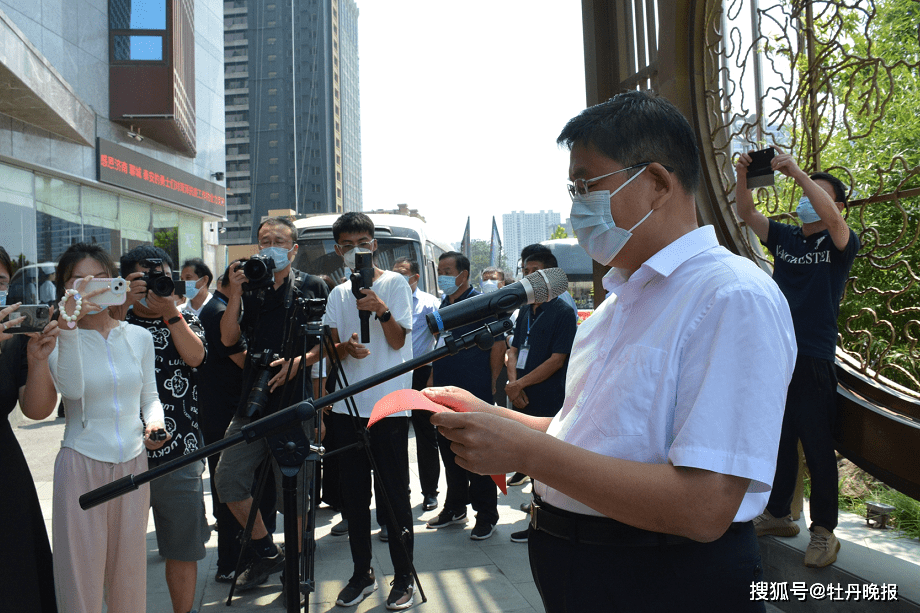 下午13:20分左右,欢迎仪式在菏泽市天宏大酒店举行,牡丹区委书记尹